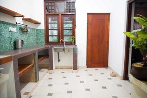 Ducha, secador de pelo, toallas y jabón