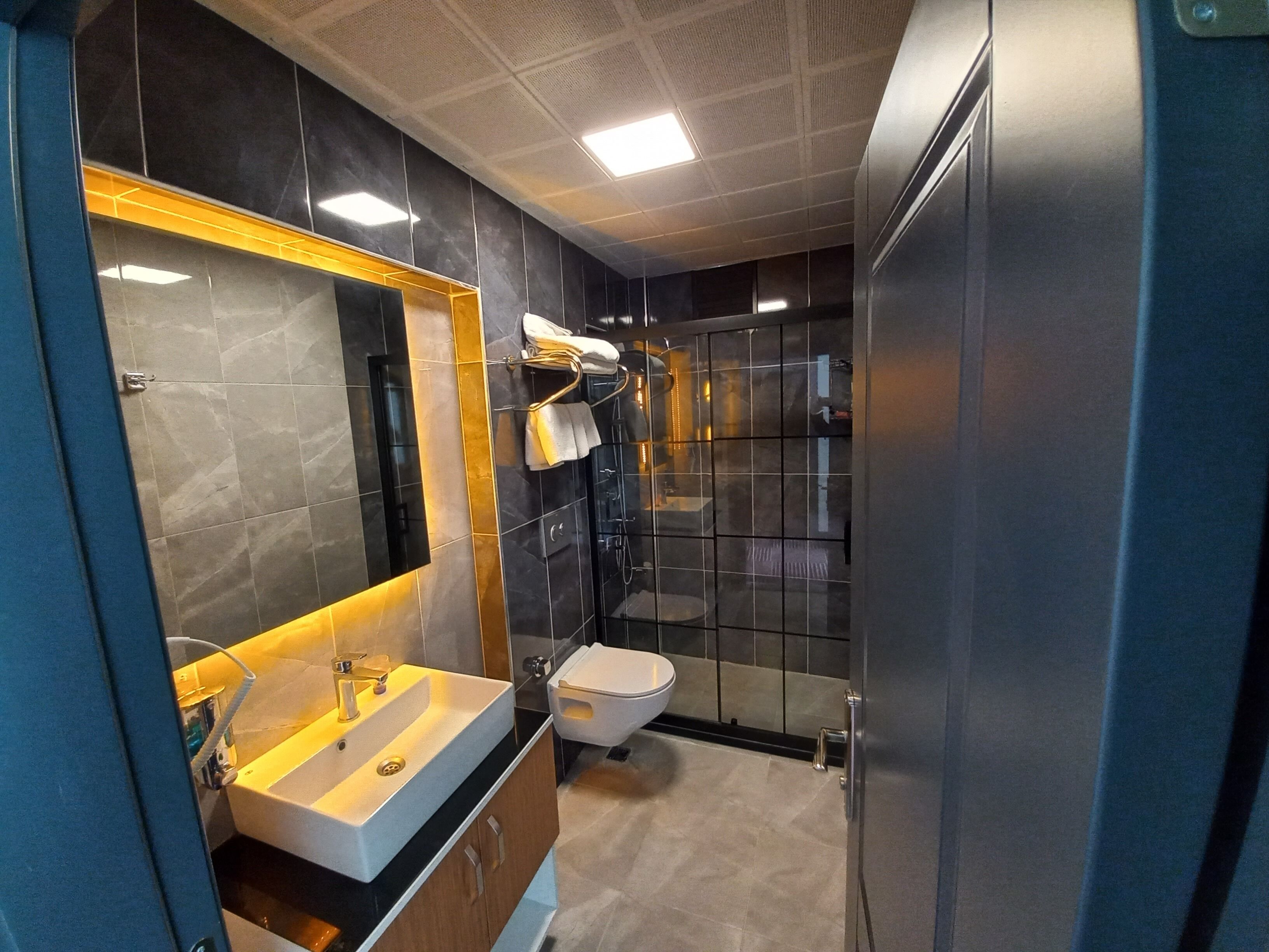 Standard Twin Room | Bathroom | Shower, eco-friendly toiletries, hair dryer, slippers