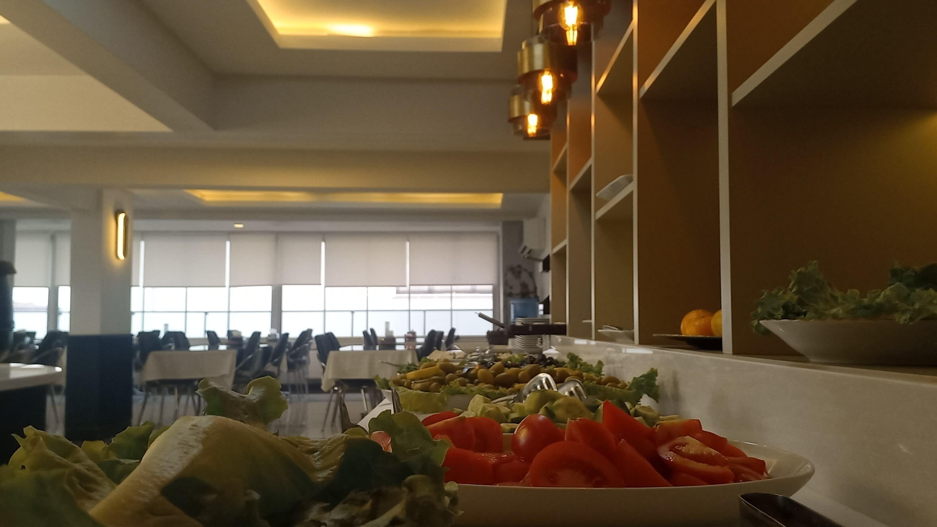 Ein reichhaltiges Buffet mit verschiedenen Früchten und Gemüsen.