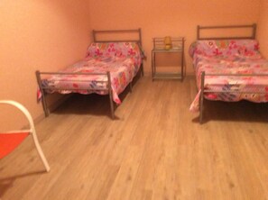 3 chambres, fer et planche à repasser