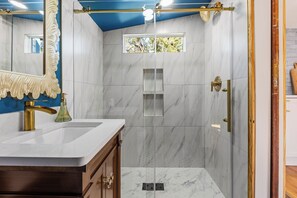 Shower, hair dryer, towels, soap - Welcome to The Schoolhouse – A charming cottage in historic Monticello, Florida. (Monticello)