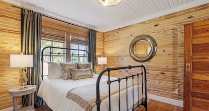 Welcome to The Schoolhouse – A charming cottage in historic Monticello, Florida.