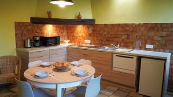 Een koelkast, een microgolfoven, een oven, een kookplaat