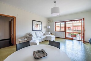 Appartement | Coin séjour | Télévision à écran plat, livres