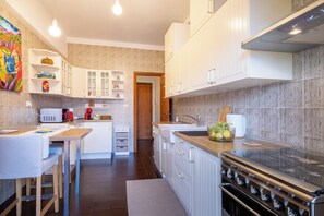 شقة | مطبخ خاص | ثلاجة، فرن، موقد طهي مسطح، غسالة أطباق