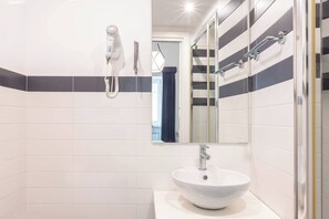 Villa | Bathroom | Shower, rainfall showerhead, free toiletries, hair dryer - Sorrento Villa With Pool And Amazing Views (Sorrento)
