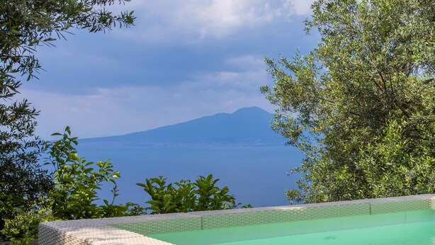 A pool with a view of a mountain and the sea. - Sorrento Villa With Pool And Amazing Views (Sorrento)