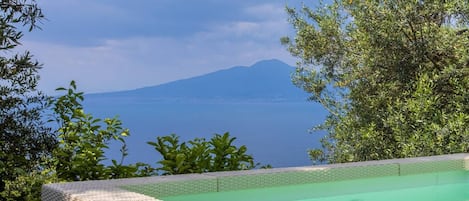 Piscine extérieure (ouverte en saison), chaises longues