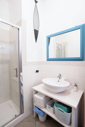 Apartment | Bathroom | Shower, rainfall showerhead, hair dryer, bidet