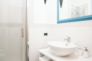 Apartment | Badezimmer | Dusche, Regendusche, Haartrockner, Bidet