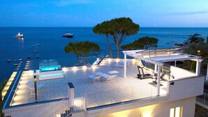 A rooftop terrace with a pool, outdoor seating, and a view of the sea. - Villa By The Beach With Sea-View And Luxury Amenities (Massa Lubrense)