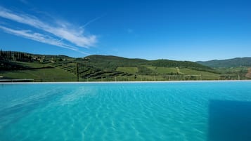 Piscine extérieure (ouverte en saison), parasols de plage