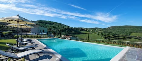 Piscine extérieure (ouverte en saison), parasols de plage