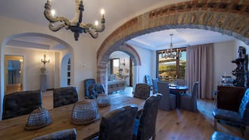 Villa | Essbereich im Zimmer