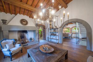 Villa | Zona de estar | Una Smart TV, una chimenea