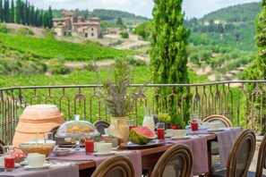 Outdoor dining - Villa Chianti With Panoramic Pool On The Vineyard (Greve in Chianti)