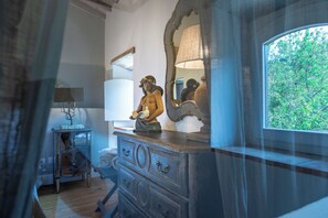 7 bedrooms, minibar, desk, laptop workspace