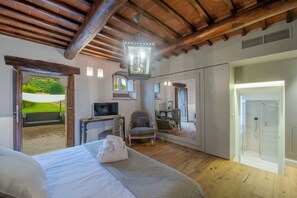 7 bedrooms, minibar, desk, laptop workspace