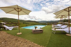 Piscine extérieure (ouverte en saison), parasols de plage