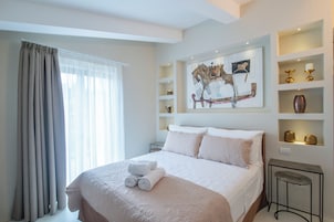 4 habitaciones, escritorio y espacio para trabajar con laptop