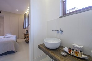 Villa | Badezimmer | Dusche, Haartrockner, Hausschuhe, Bidet