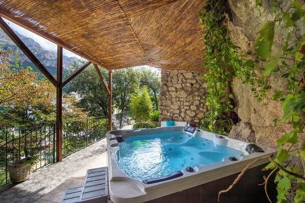 Villa | Private spa tub