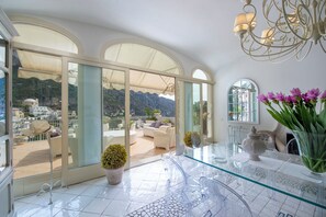 Villa | In-room dining