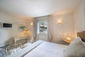 Villa | 6 bedrooms, in-room safe, desk, laptop workspace