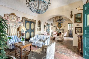 Villa | Wohnbereich | 48-Zoll-Smart-TV mit Satellitenempfang, Stereoanlage