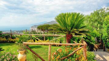 Villa | Garden view