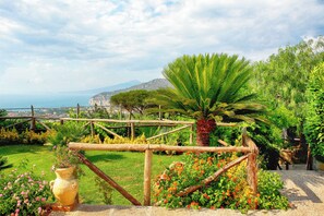 Huvila | Näkymä puutarhaan