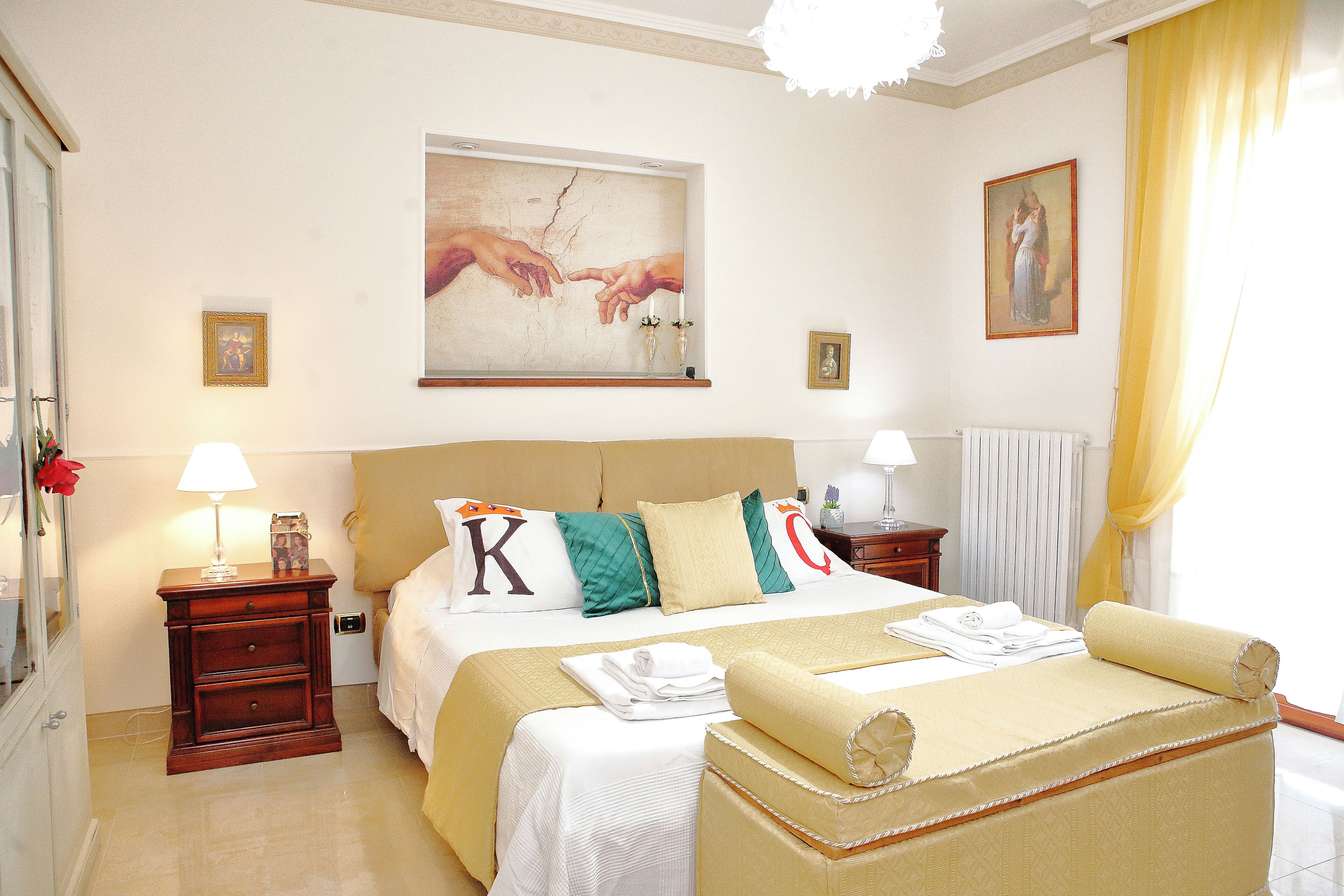 4 bedrooms, in-room safe, desk, laptop workspace