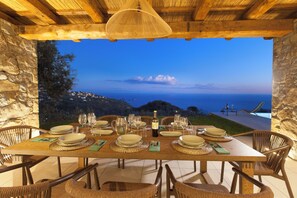 Outdoor dining - Design Villa With Infinity Pool & Li Galli View (Massa Lubrense)