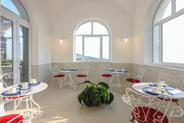 Villa | Dining room - Elegant Villa In Anacapri | Infinity Pool & Design (Anacapri)