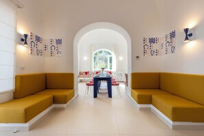 Villa | Oppholdsområde | En 40-tommers Flatskjerm-TV med Parabol-TV samt peis