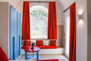 6 bedrooms, in-room safe, desk, laptop workspace