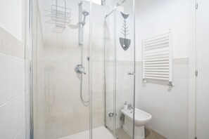 Douche, douche cascade, articles de toilette (gratuits)