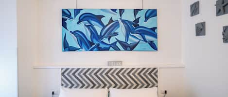 4 makuuhuonetta, tallelokero huoneessa, pimennysverhot