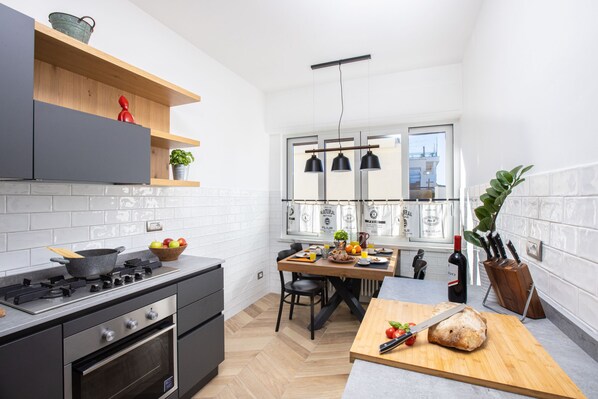 Fridge, oven, stovetop, dishwasher