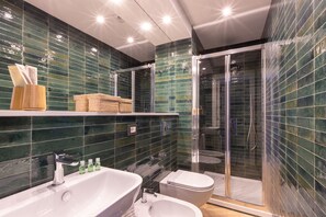 Apartment | Bathroom | Shower, rainfall showerhead, free toiletries, hair dryer - Amazing Home With Terrace & View Sorrento Center (Sorrento)
