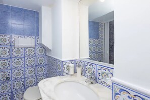 아파트 | 욕실 | 샤워 시설, 레인폴 샤워기, 무료 세면용품, 헤어드라이어