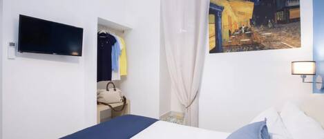 Apartment | 2 bedrooms, desk, laptop workspace, blackout drapes