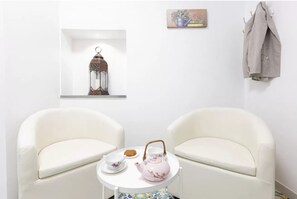 Living area - Brezza Marina-Authentic Sorrento Flat By The Beach (Sorrento)