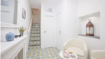 Apartamento | Área de estar | TV de tela plana, livros