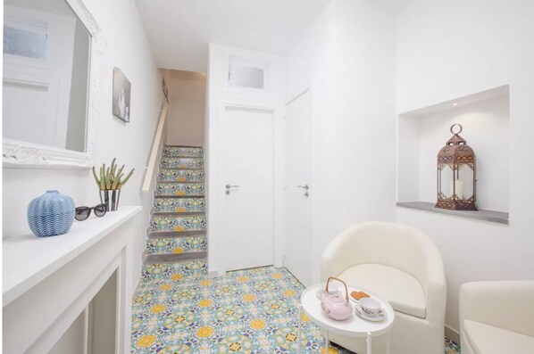 Apartment | Living area | Flat-screen TV, books