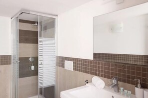 Apartment | Bathroom | Shower, free toiletries, hair dryer, slippers