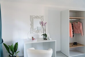 Căn hộ | 2 phòng ngủ, bàn, khu vực làm việc phù hợp cho laptop, màn/rèm cản sáng 