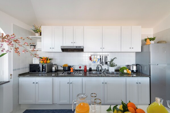 Apartment | Private kitchen | Fridge, oven, stovetop, coffee/tea maker