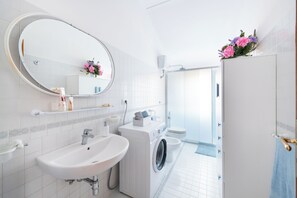 Appartamento | Bagno | Doccia, soffione a pioggia, set di cortesia gratuito, asciugacapelli