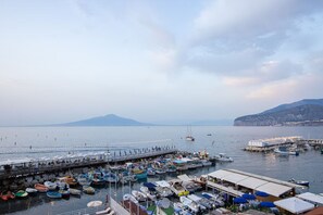 Privat strand, svart sandstrand, solstolar och parasoller